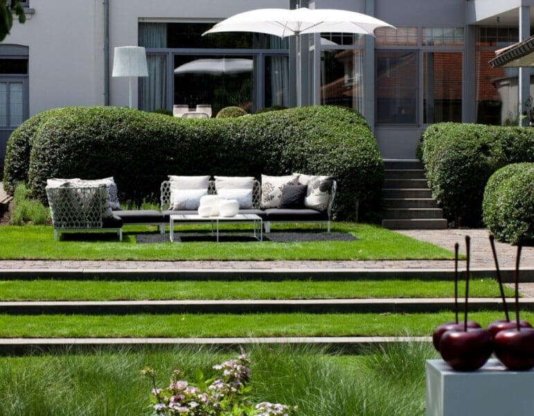 tuinset-op-gras-langs-haag