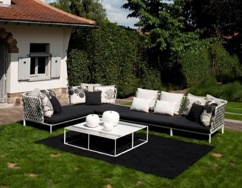 tuinset-op-gras-langs-huis