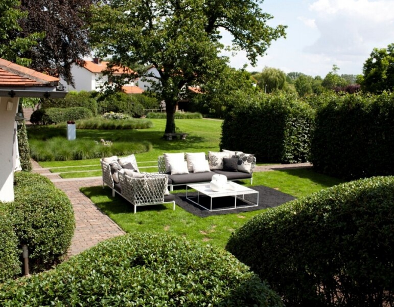 tuinset-op-gras-langs-huis