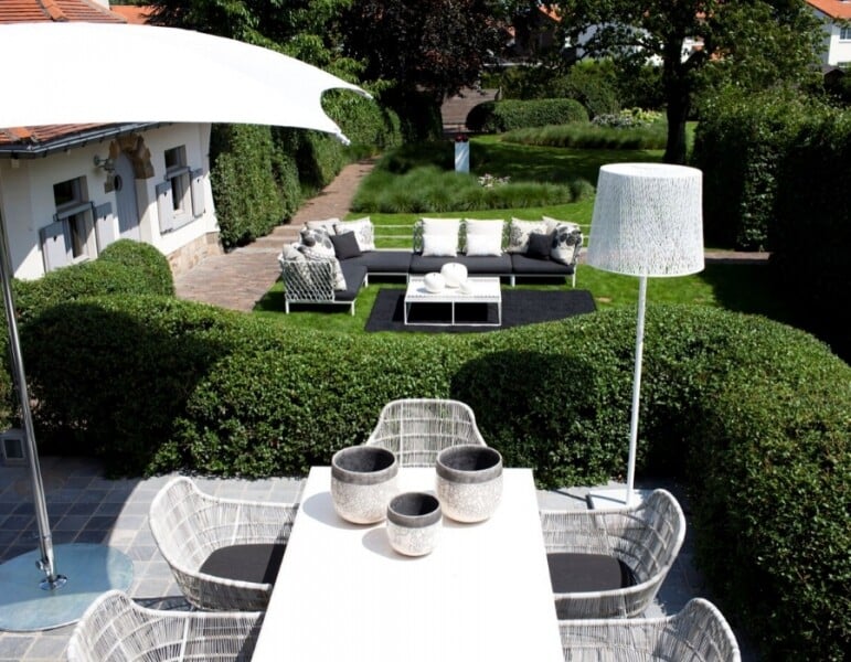 tuinset-eettafel-met-potten-onder-parasol-schuin-bovenaanzicht