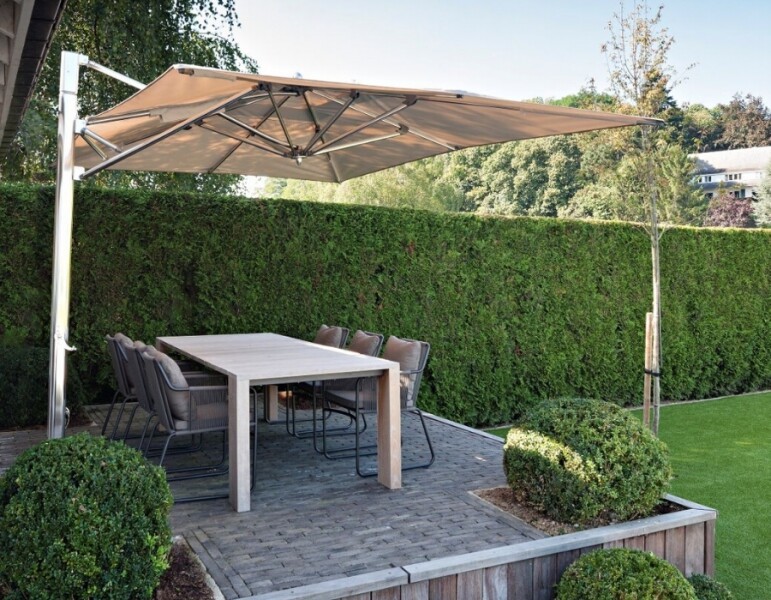 eettafel-onder-parasol-op-klinker-verhoog