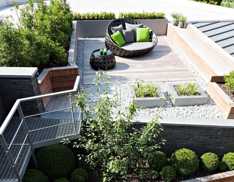 gevlochten-tuinzetel-in-zon-grijs-groen