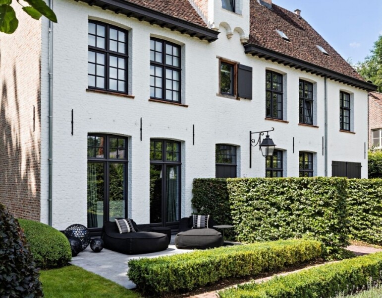 zitkussens-langs-wit-huis