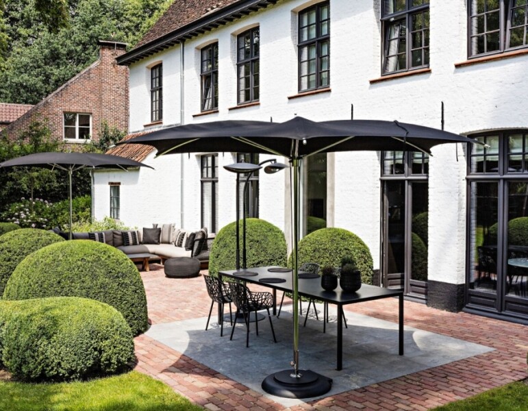 tuinset-eettafel-parasol-langs-wit-huis