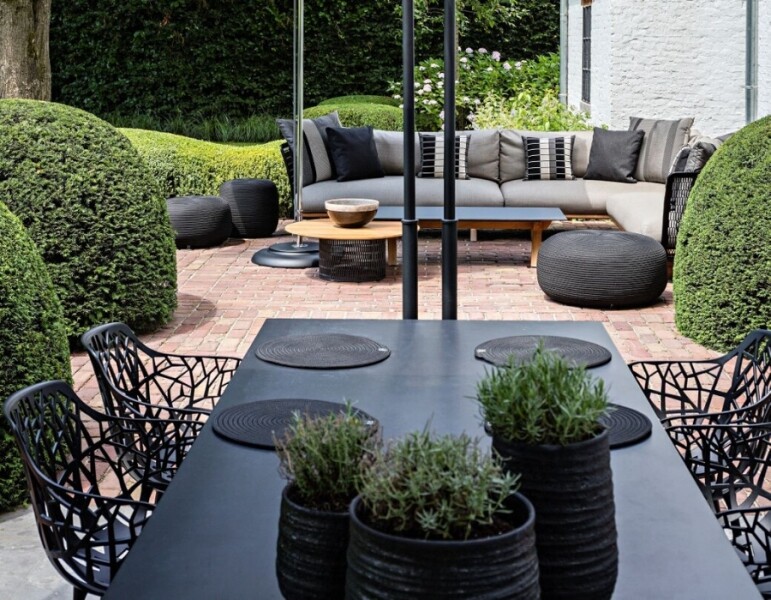 eettafel-onder-parasol-met-tuinset-eettafel-klinker-ondergrond