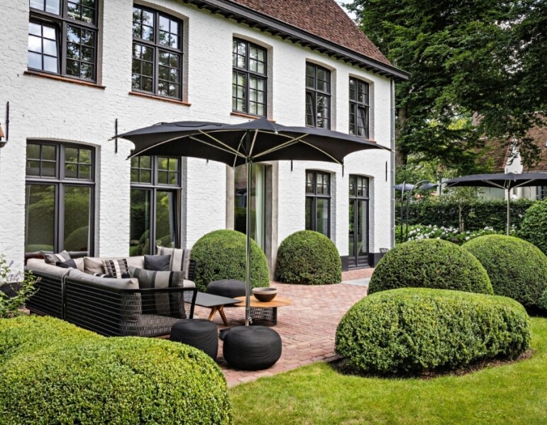 tuinset-parasol-langs-huis-klinker-ondergrond