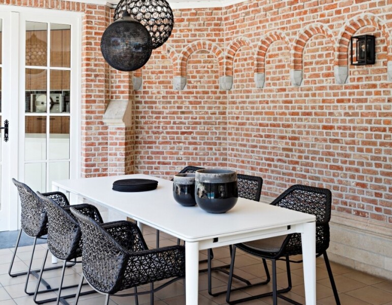 eettafel-onder-overkapping-schuinaanzicht
