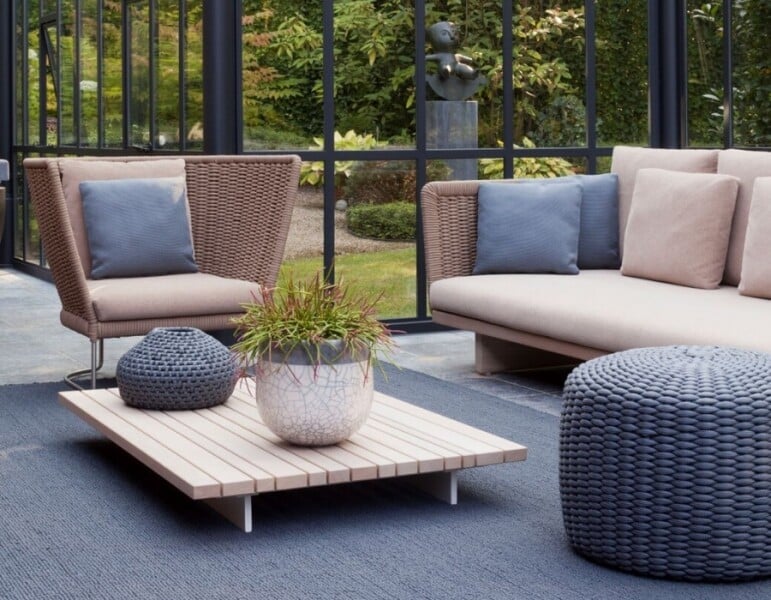 rieten-tuinset-in-veranda-schuinaanzicht-rechts-dichterbij-grijs-bruin