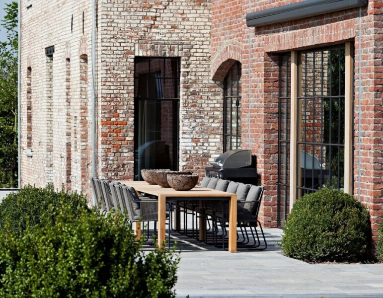 eettafel-met-zelfgemaakte-schalen-langs-huis