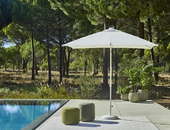 jardinico malibu witte parasol met groene bijzet poefen langs het zwembad