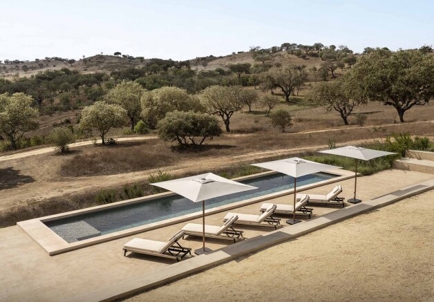 jardinico caractère jcp parasols over ligbedden langs een zwembad met