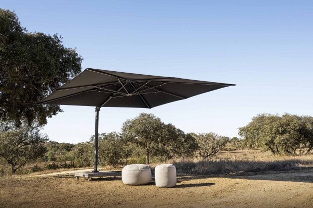 jardicino lima zwarte parasol met grijze zit poefen in een desert