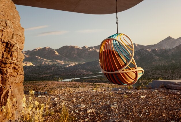 hangende loungestoel in de desert met berglandschap