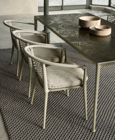 beige stoelen met tafels op donker tapijt closeup