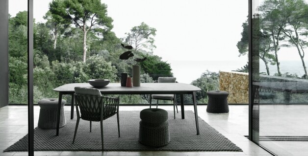 ginepro outdoor table tuinstoel bruin groen vooraanzicht op een grijs tapijt op een terras