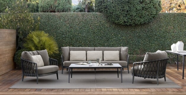erica outdoor sofa gallery grijze loungeset langs een groene haag voorzijde
