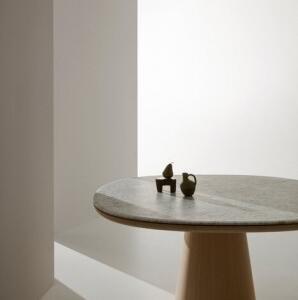 b&b italia table allure hout met wit marmer vooraanzicht in een witte ruimte met witte muur