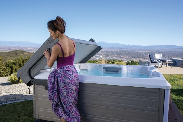 vrouw opent hotspring hottub