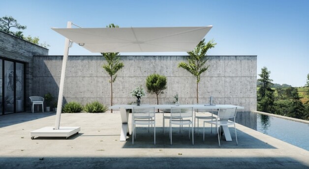 versa ux cantilever parasol wit vlak | architecture boven een witte tuintafel set langs een zwembad en betonnen muur