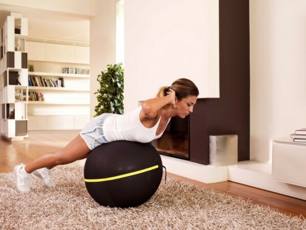 vrouw ligt op wellness ball active sitting in woonkamer