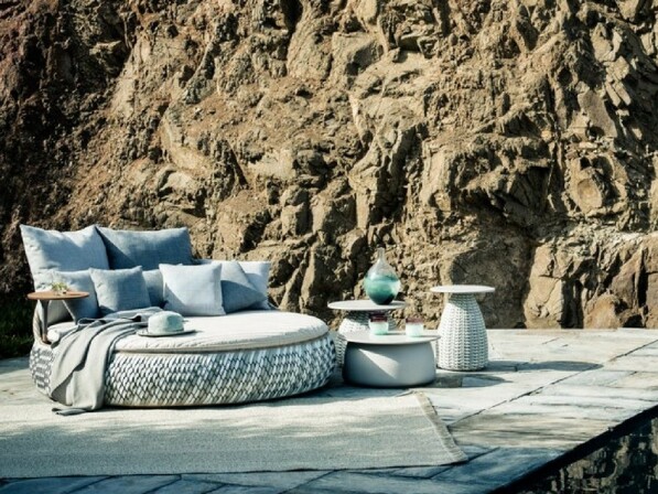 dala loungezetel met kleine tafels lichtblauw zijaanzicht