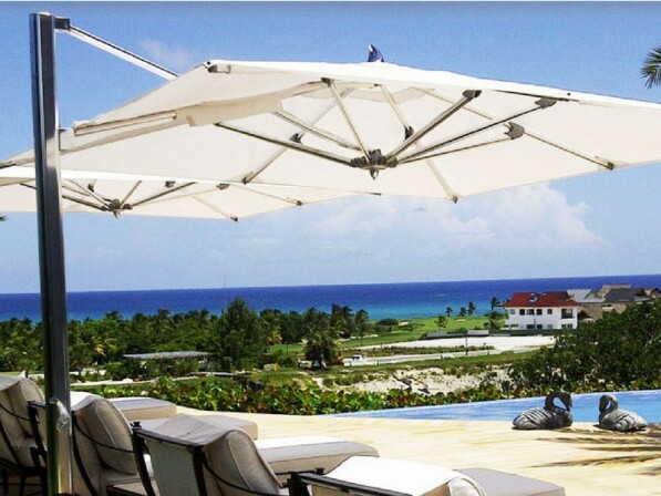 ocean master max parasol wit boven tuinzetels langs zwembad