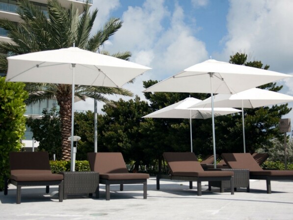 vier witte ocean master parasols square boven bruine ligbedden
