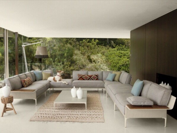 rayn beige loungeset met kussens en tafel vooraanzicht