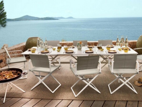 seax beige tuintafel met stoelen vooraanzicht met zeezicht