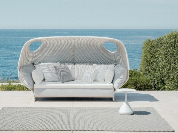 tigmi witte loungezetel met zonbescherming vooraanzicht op tegelterras met zee op de achtergrond