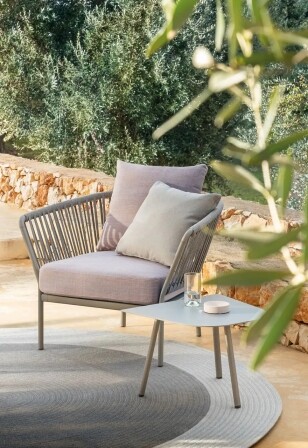 pastel loungestoel met tafeltje op een rond tapijt voorzijde
