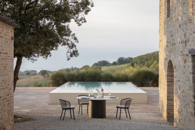 branta tafel met stoelen beige langs zwembad in berglandschap 2