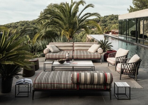 b&b italia ribes loungeset gestreept voorzijde met tropische bomen rond op een donker tegel terras