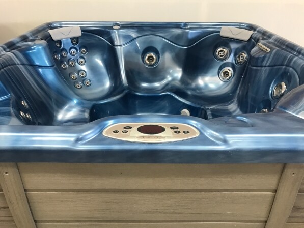 tiger river caspian bruin blauwe jacuzzi closeup
