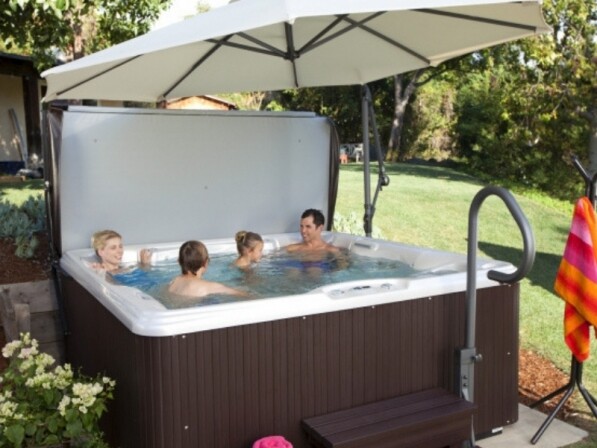 gezin in jacuzzi met cover hotspot/solana