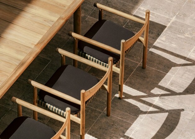 houten tuinstoel en tafel zwart kussen bovenaanzicht op tegelvloer | dedon tibbo