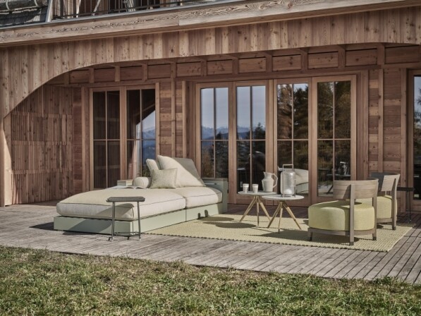 flexform freeport groene loungeset schuin langs een houten huis