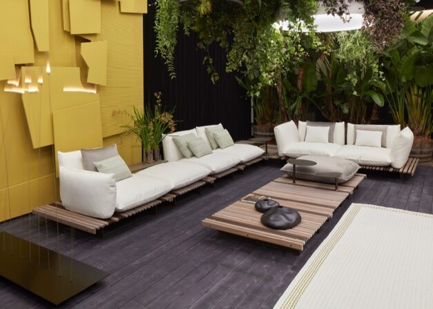loungeset beige op houten onderstel in tuinomgeving