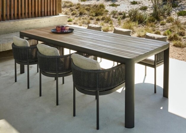 tuinstoelen rond tuintafel