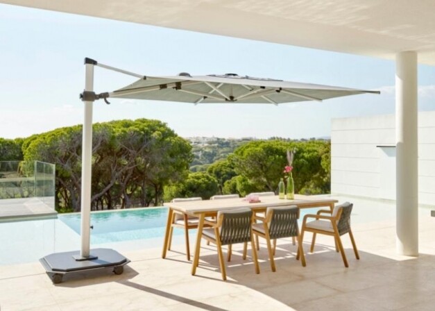 jardinico jcp.4 witte parasol square over een lichte eettafel met stoelen op het terras