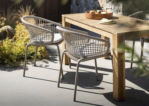 tuinstoelen bij tafel
