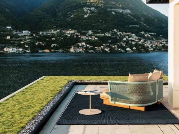 kettal mesh loungestoel lichtgroen langs water oppervlak