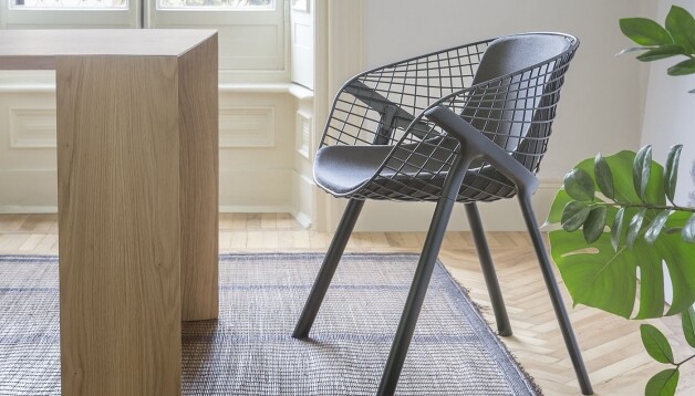 grijze stoel met houten tafel op grijs tapijt