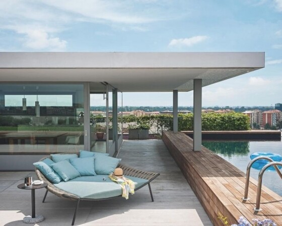 loungestoel blauw op terras voorzijde