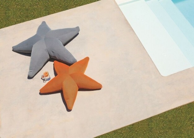 starfish kussens grijs oranje langs het zwembad bovenaanzicht