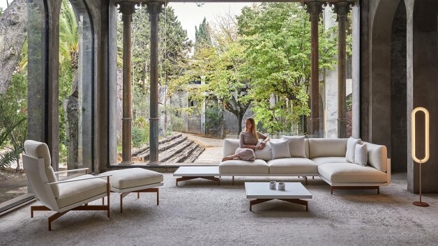 vrouw zit op een lichte loungeset | collection header image