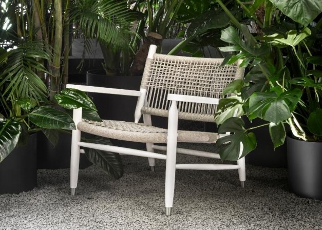 flexform outdoor tessa loungestoel grijs vooraanzicht met planten rond