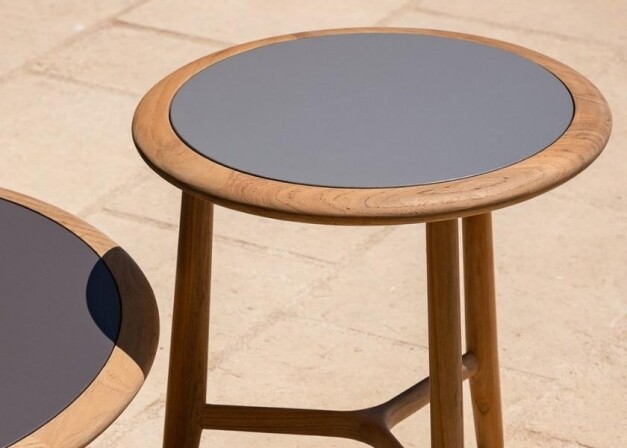 houten tafel met steen midden