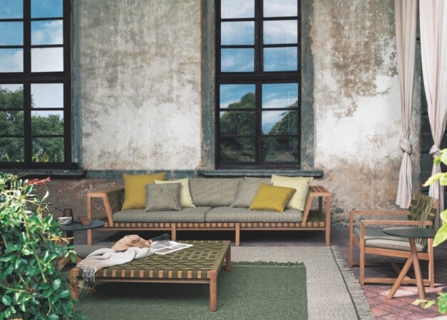 roda network loungeset hout met groen voorzijde langs een stenen muur