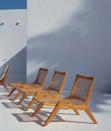 synthesis lounge 2021 nr3 bruine stoelen in witte omgeving